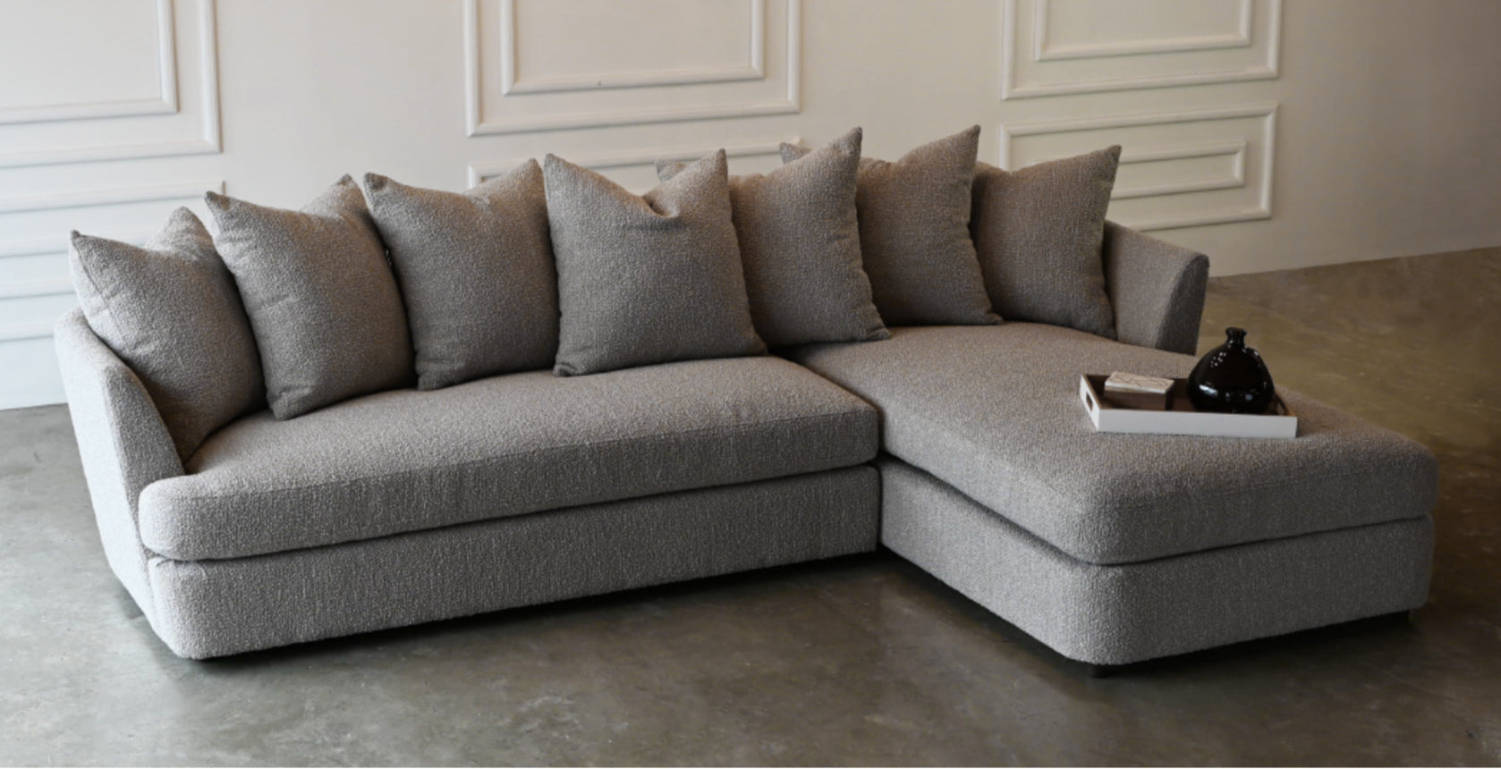 Sofa con chaise en tela bucle