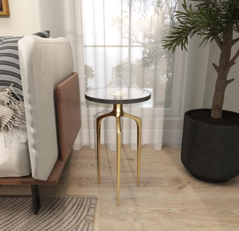 Mesa auxiliar dorada con cristal cubierta