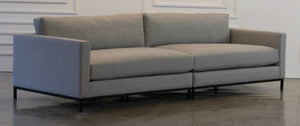 Sofa XL con patas metálicas.