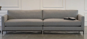 Sofa XL con patas metálicas.