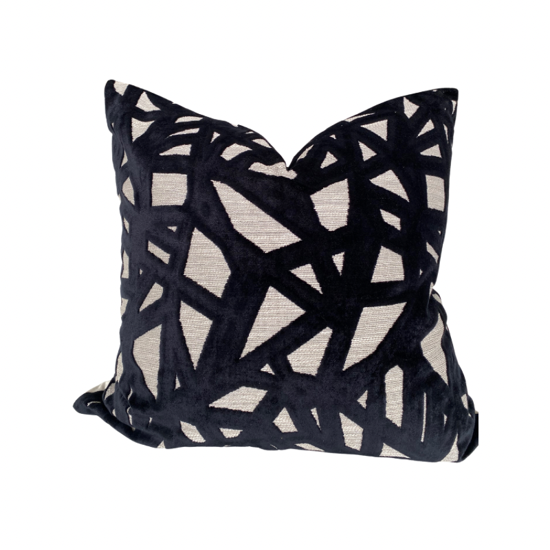 Cojín negro geométrico