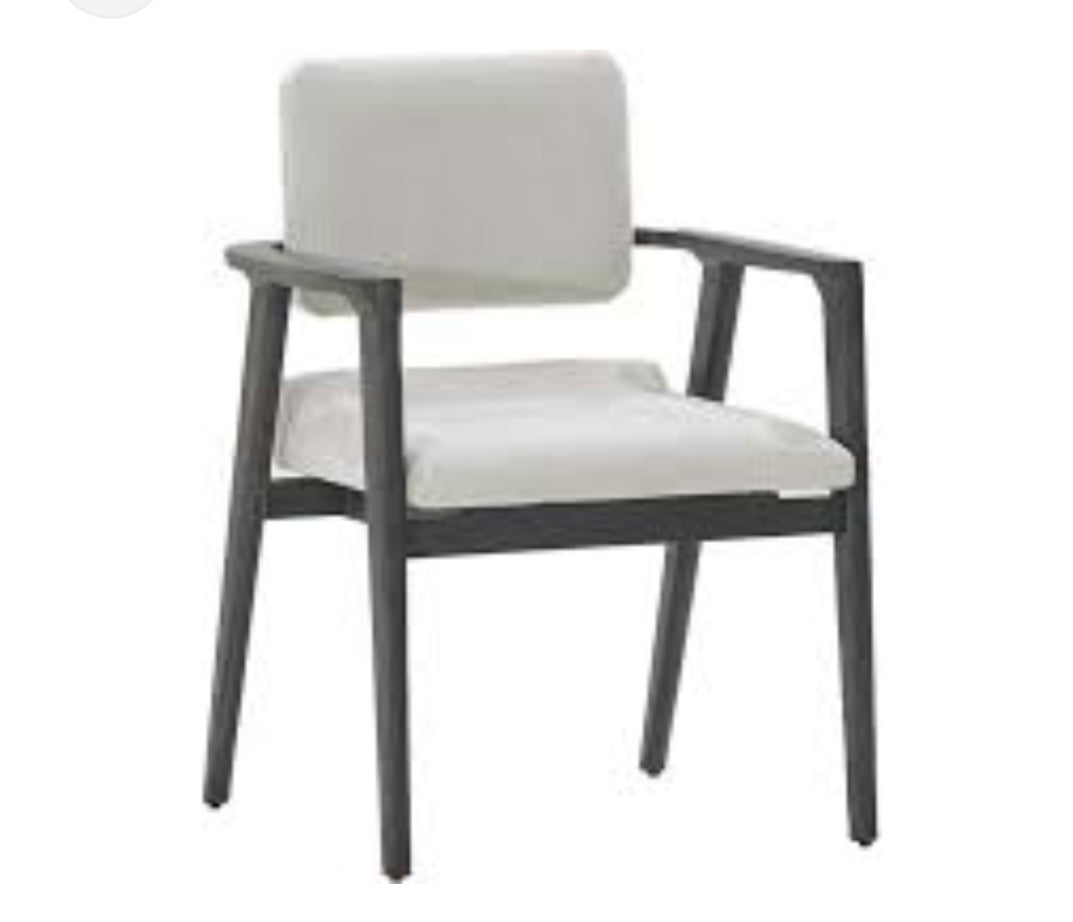Silla con brazo de madera color gris obscuro
