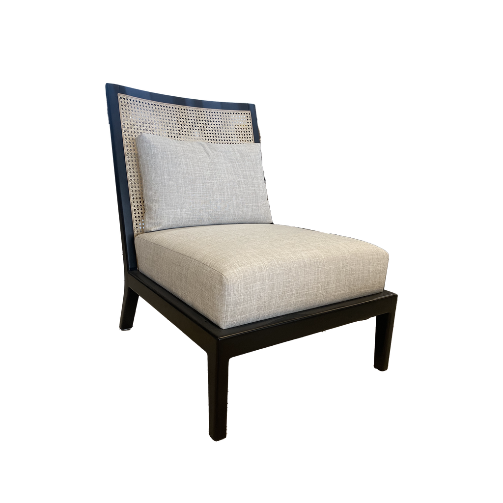 Sillón Ocasional en tela y respaldo bejuco